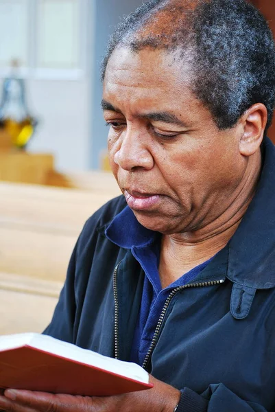 在教堂里独居的非裔美国人 — 图库照片