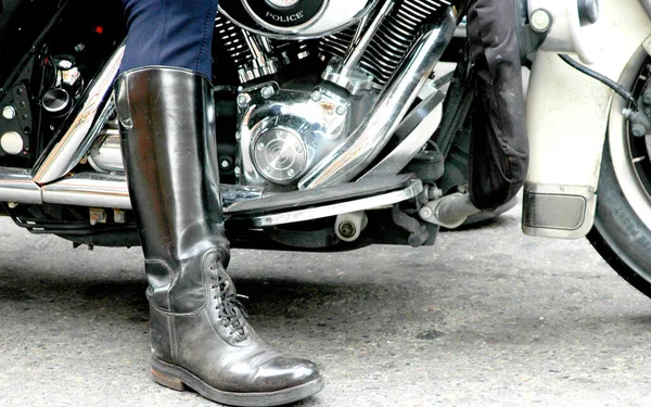 Motorradpolizist Sitzt Auf Seinem Fahrrad Freien — Stockfoto