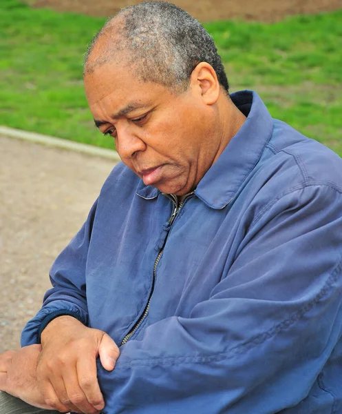 African American Man Senior Expressies Buitenshuis — Stockfoto