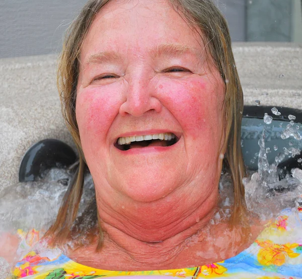 Volwassen Vrouw Senior Genieten Van Haar Hot Tub Thuis — Stockfoto