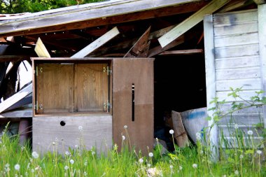 Dışarıda sergilenen terk edilmiş eski perili ev..