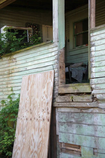 Stary Opuszczony Nawiedzony Dom Wystawiony Zewnątrz — Zdjęcie stockowe