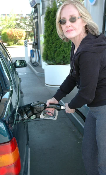 Benzin Istasyonunda Arabasına Benzin Dolduran Olgun Sarışın Kadın — Stok fotoğraf