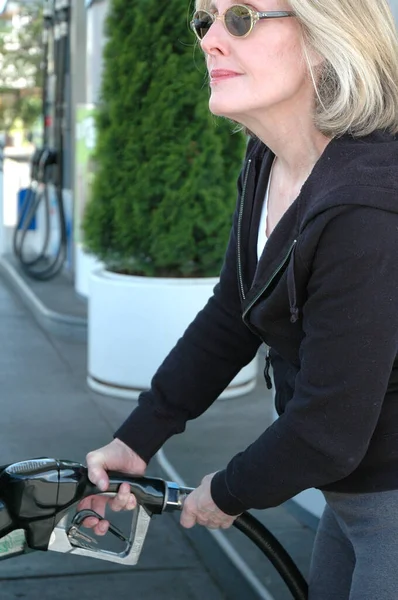 Volwassen Vrouw Blond Schoonheid Pompen Benzine Haar Auto Tankstation — Stockfoto