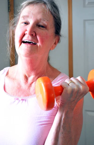 Ältere Seniorin Trainiert Hause Mit Handgewichten — Stockfoto