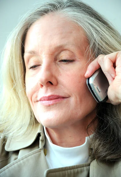 Volwassen Vrouw Blond Schoonheid Praten Haar Mobiele Telefoon Thuis — Stockfoto