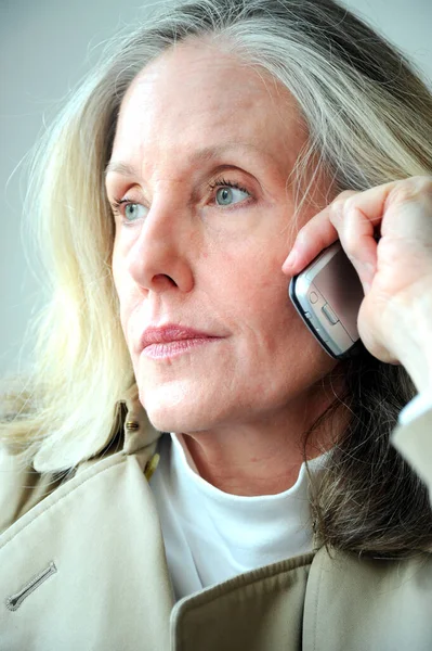 Starší Žena Blond Krása Mluví Svém Mobilu Doma — Stock fotografie