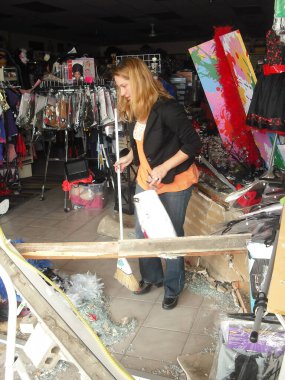 Nakit, WY. OKT 2, 2013. CRCA: Araba alışveriş merkezindeki bir mağazaya girdi.