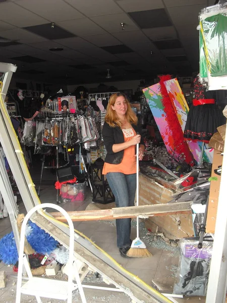 Oct 2013 Circa 汽车在商场里撞上了一家百货商店 — 图库照片