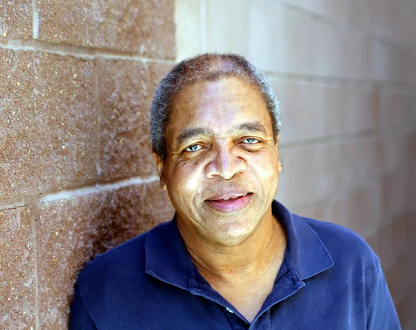 Afro Amerikaanse Man Senior Uitdrukkingen Tegen Een Muur Buiten — Stockfoto