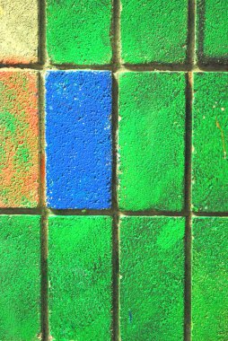 Tuğla renkli duvar soyutlaması dışarıda gösteriliyor.