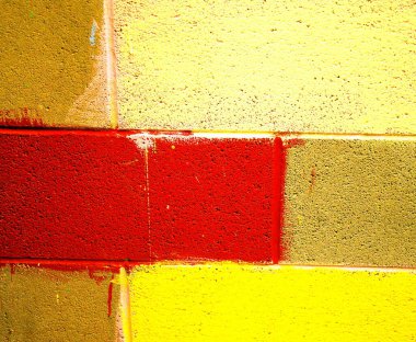 Tuğla renkli duvar soyutlaması dışarıda gösteriliyor.