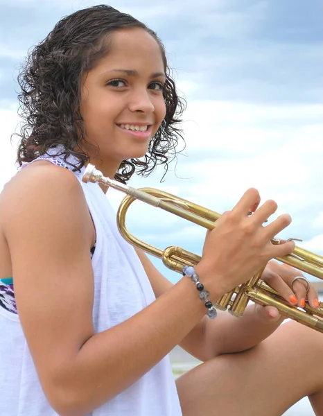 Afričanky Americká Žena Trumpetista Její Mosazný Roh Venku — Stock fotografie