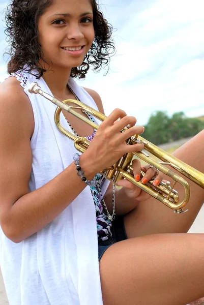 Afroamerikanische Trompeterin Mit Ihrem Blechhorn Freien — Stockfoto