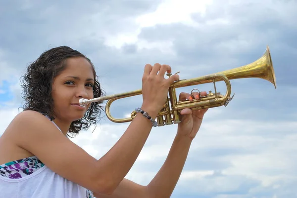 Trompeta Femenina Afroamericana Con Cuerno Latón Aire Libre — Foto de Stock
