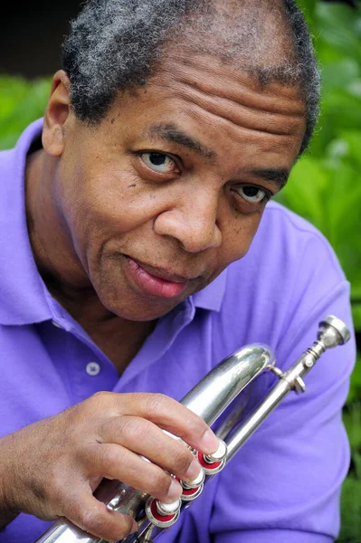 African American Jazz Trumpet Player Blowing His Horn Outdoors — Stock Photo, Image