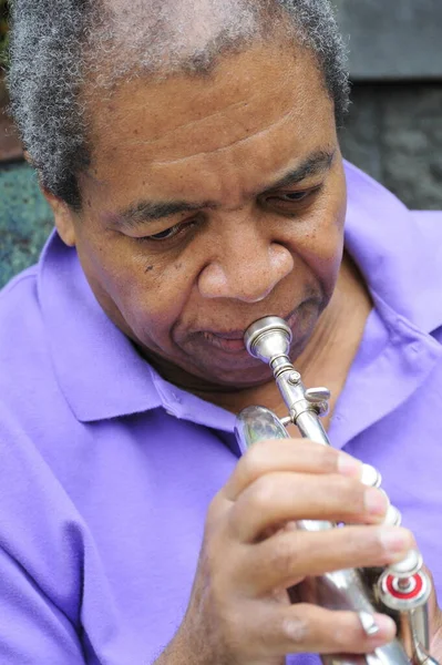 African American Jazz Trumpet Player Blowing His Horn Outdoors — Stock Photo, Image