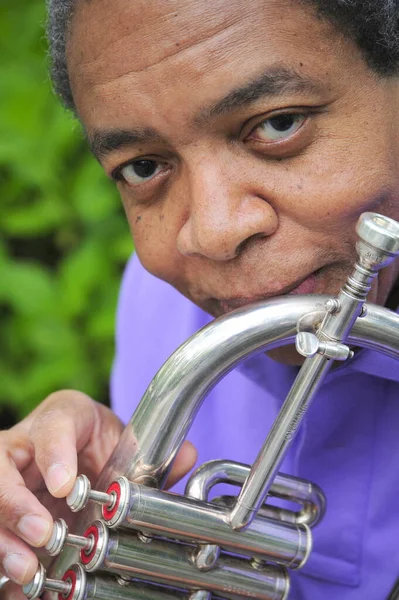 Afro Americano Tocador Trompete Jazz Soprando Seu Chifre Livre — Fotografia de Stock