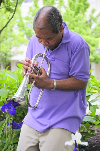 Afroamericano Jazz Trombettista Soffiando Suo Corno All Aperto — Foto Stock