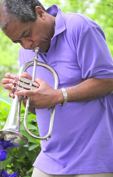 Africký Americký Jazzový Trumpetista Troubí Venku Roh — Stock fotografie