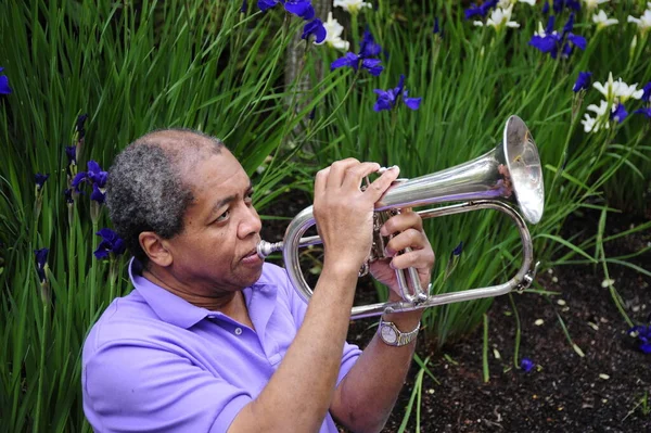 Afrikansk Amerikansk Jazztrumpetare Som Blåser Hornet Utomhus — Stockfoto