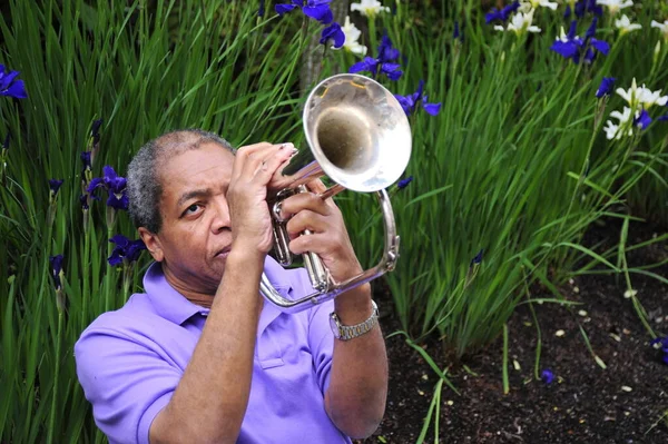 Afroamericano Jazz Trombettista Soffiando Suo Corno All Aperto — Foto Stock