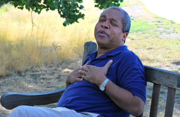 Afrika Kökenli Amerikalı Erkek Açık Havada Göğüs Ağrısı Çekiyor — Stok fotoğraf