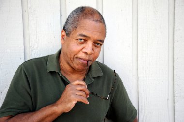 Açık havada duvara karşı Afrika kökenli Amerikalı son sınıf erkek ifadeleri..