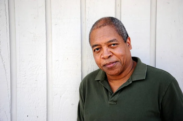 African American Male Senior Expressions Contre Mur Extérieur — Photo