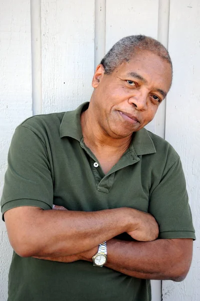 African American Male Senior Expressions Contre Mur Extérieur — Photo