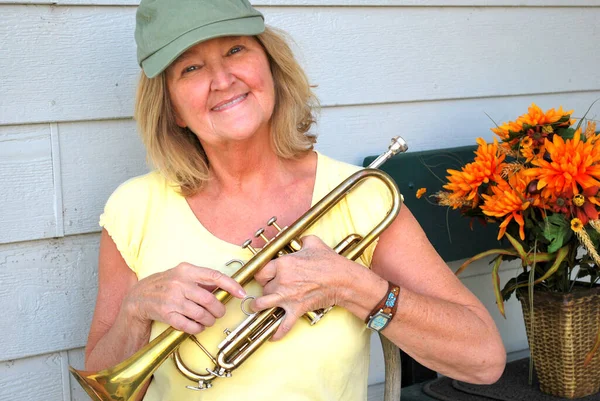 Volwassen Vrouwelijke Senior Expressies Houden Haar Trompet Buiten — Stockfoto