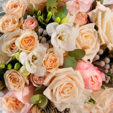 Düğün buket pembe ve tea gül bush ve beyaz Frezya ile