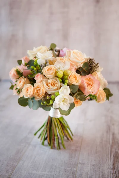 Delicate bruiloft boeket rozen op de achtergrond van houten bo — Stockfoto