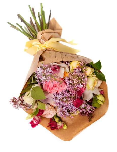 En festlig gavebukett med syriner, roser og orkideblomster isolert på hvite – stockfoto