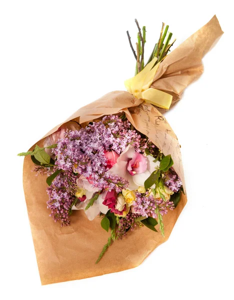 Un ramo de regalo festivo con flores de lila, rosas y orquídeas aisladas en blanco — Foto de Stock