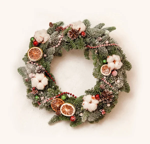Vánoční věnec s červenými lesklé korálky s květy bavlny a — Stock fotografie