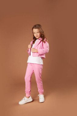 Pembe eşofmanlı tatlı kız. 
