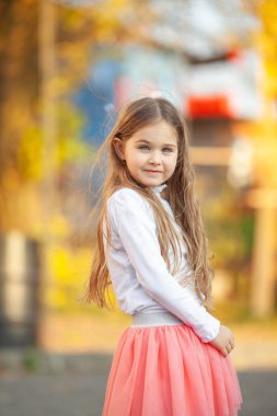 Günbatımı sokağının arka planında duran tatlı kız