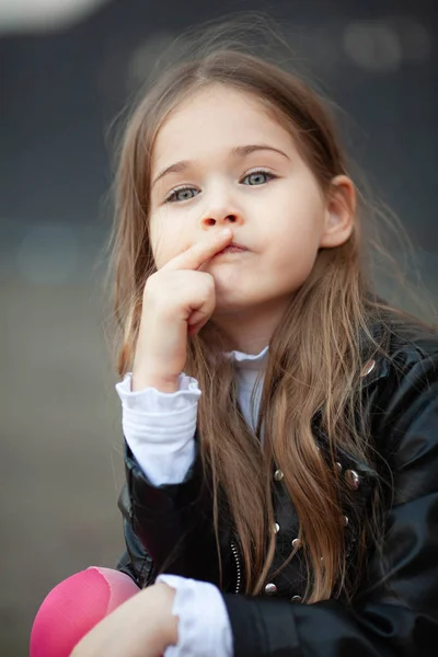 Närbild porträtt av en långhårig ung pensiv flicka — Stockfoto