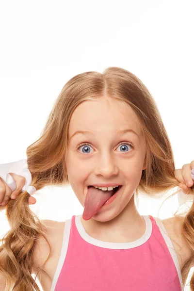 Menina faz caras engraçadas e sorrisos. Foto com fundo branco — Fotografia de Stock