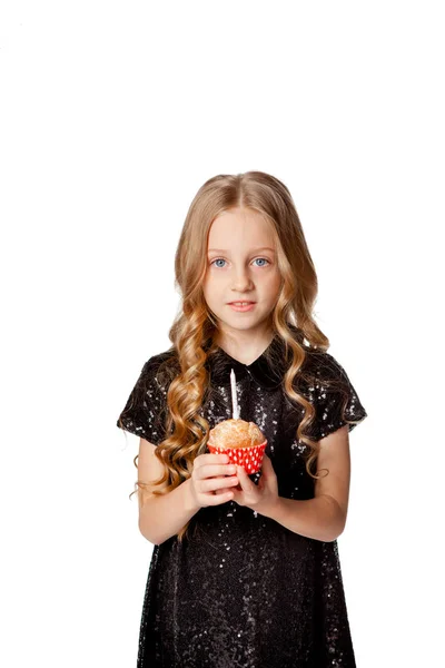 Mädchen hält einen Cupcake mit Kerze — Stockfoto