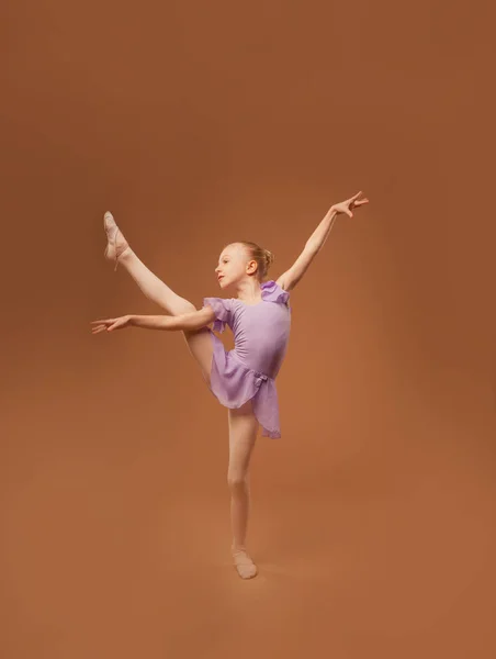 Girl dances ballroom dancing — Stock Photo, Image