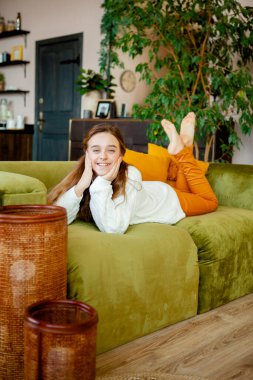 Güneşli bir zeminde oturan güzel kız