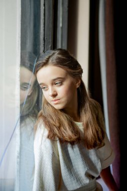 Kırık pencerenin arka planında dramatik düşünceli bir portre