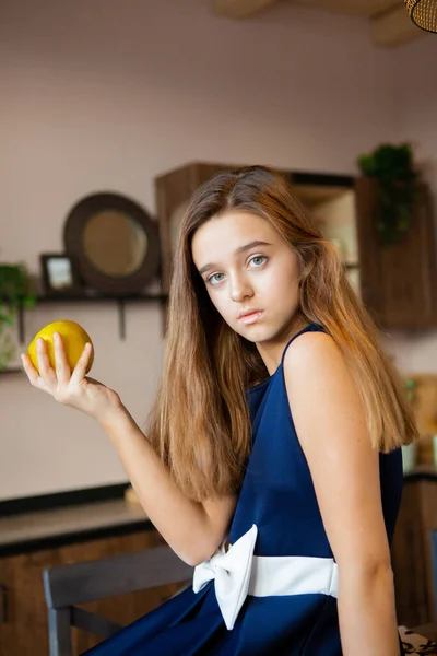 Kızın Elinde Yeşil Ekşi Elma Var — Stok fotoğraf
