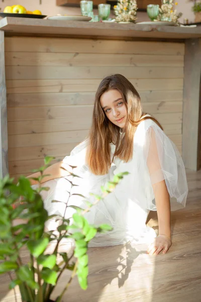 Menina Bonita Sentada Chão Iluminado Pelo Sol — Fotografia de Stock