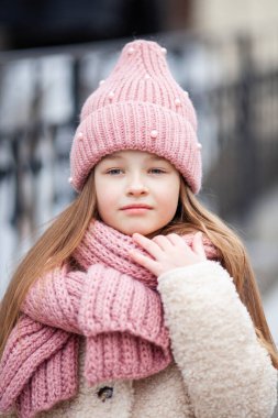 Şapka ve atkı takan güzel bir kız.