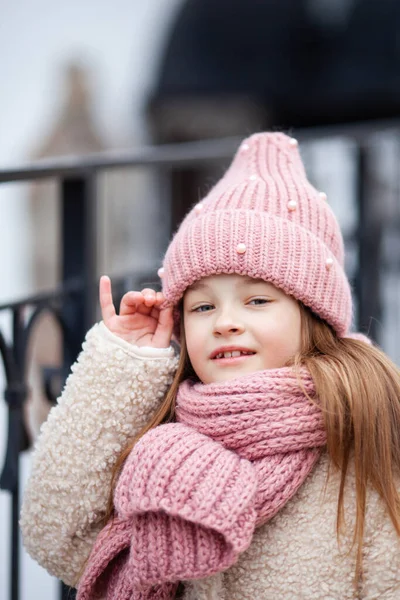 Hübsches Mädchen Mit Wintermütze Und Schal — Stockfoto