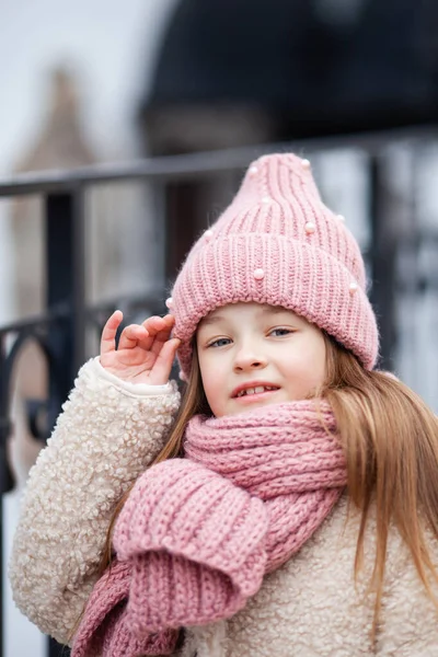 Jolie Fille Portant Chapeau Hiver Écharpe — Photo