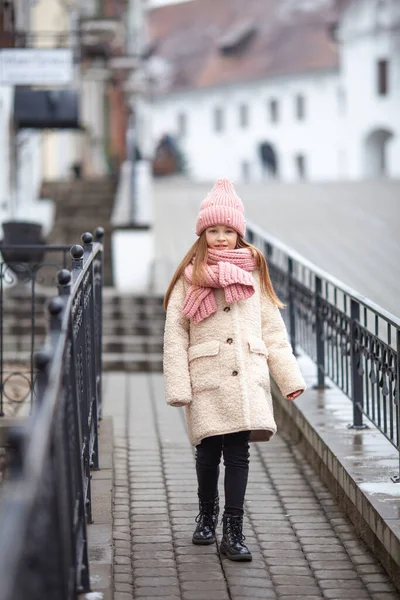 Красивая Девушка Зимней Одежде Прогуливается Старой Улице — стоковое фото